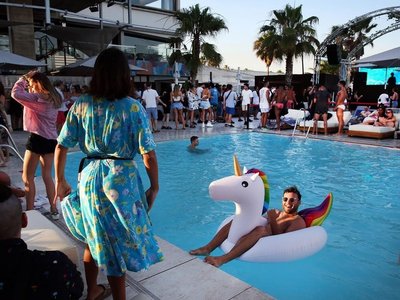 pool party go beach club barcelona